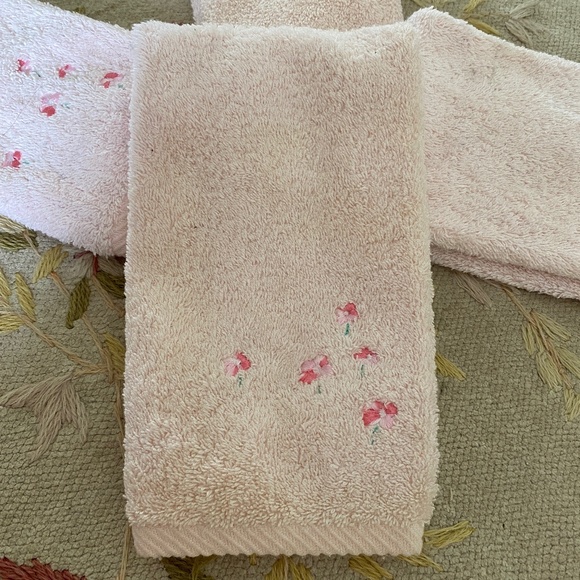 Set of 4 I Embroidered Turkish Fingertip Towels - Picture 9 of 16
